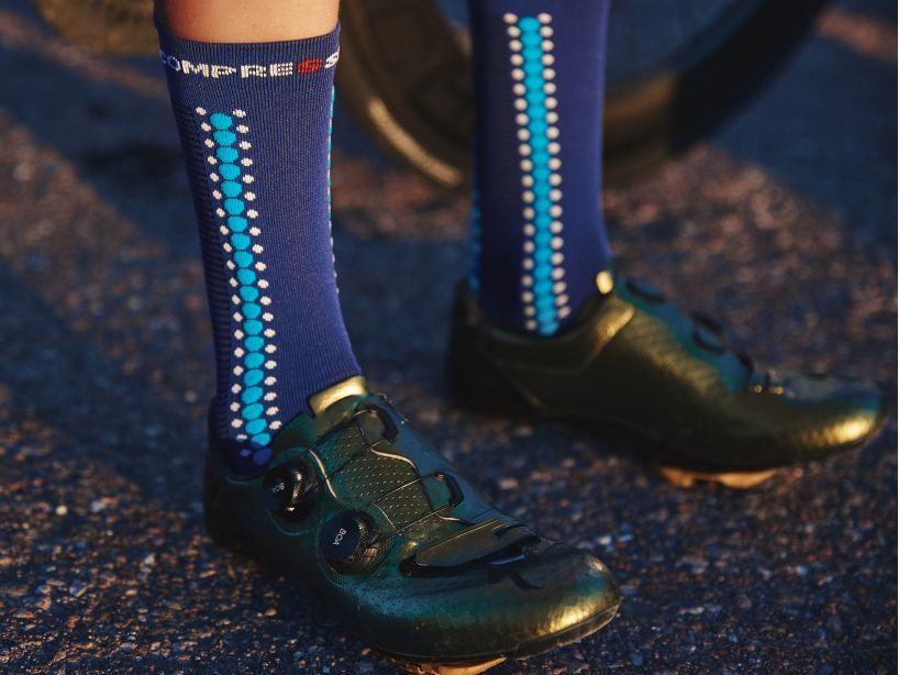 PRO RACING SOCKS V4.0 BIKE - SODALITE/FLUO BLUE